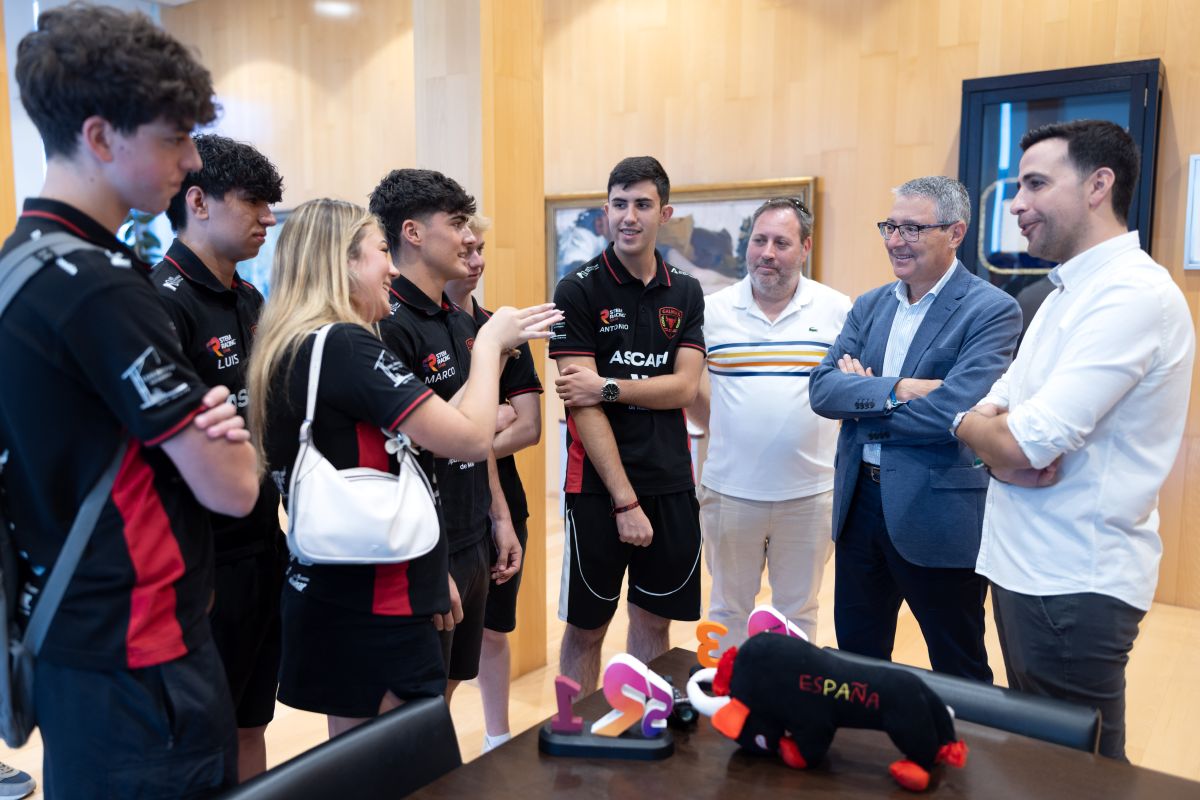 Francisco Salado recibiendo al equipo Galmax GT.