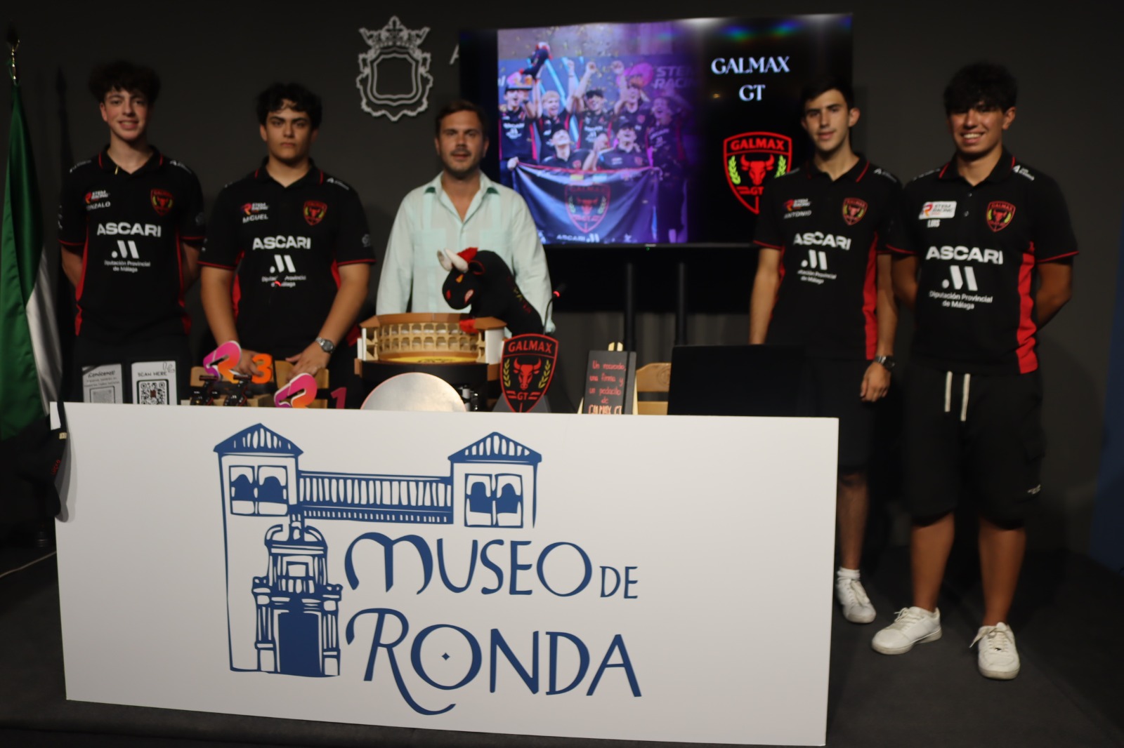 El concejal de Turismo, Ángel Martínez, con integrantes de este equipo.