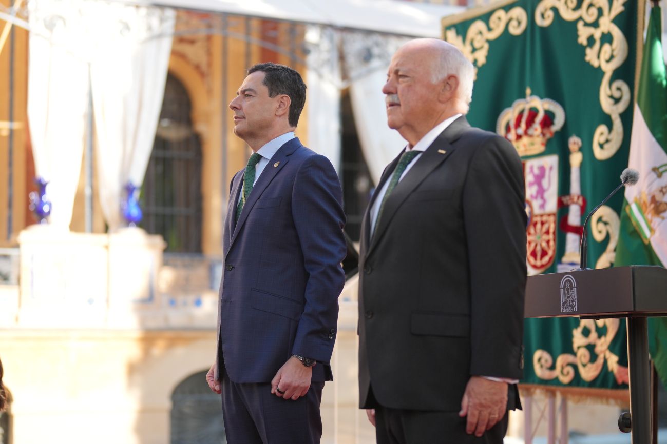 Juanma Moreno, junto con Jesús Aguirre, durante un momento del acto de toma de su posesión, en los jardines del Palacio de San Telmo.