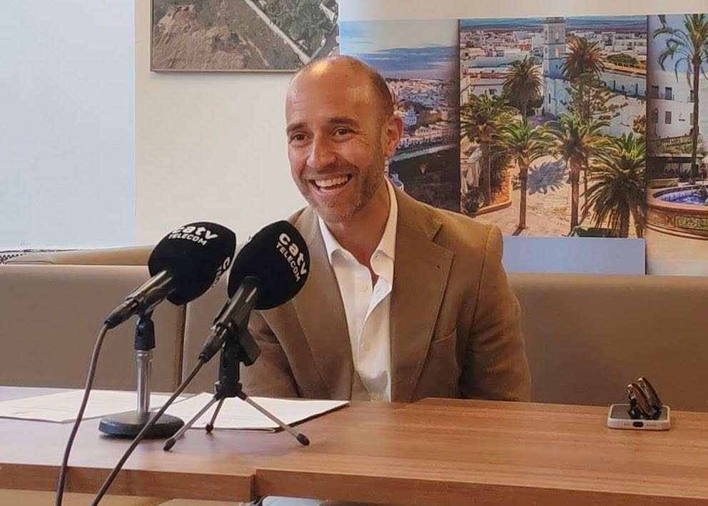 El alcalde de Grazalema, Carlos García durante una declaración pública.