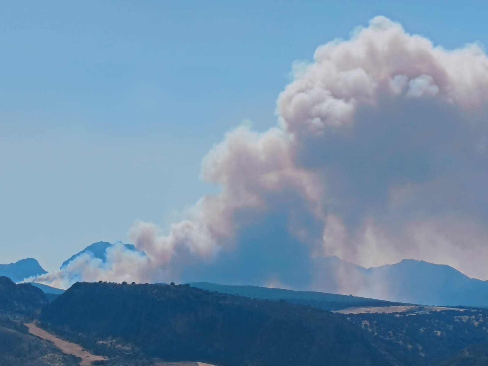 La intensa humareda que ha provocado el incendio es visible desde algunos puntos de Ronda.