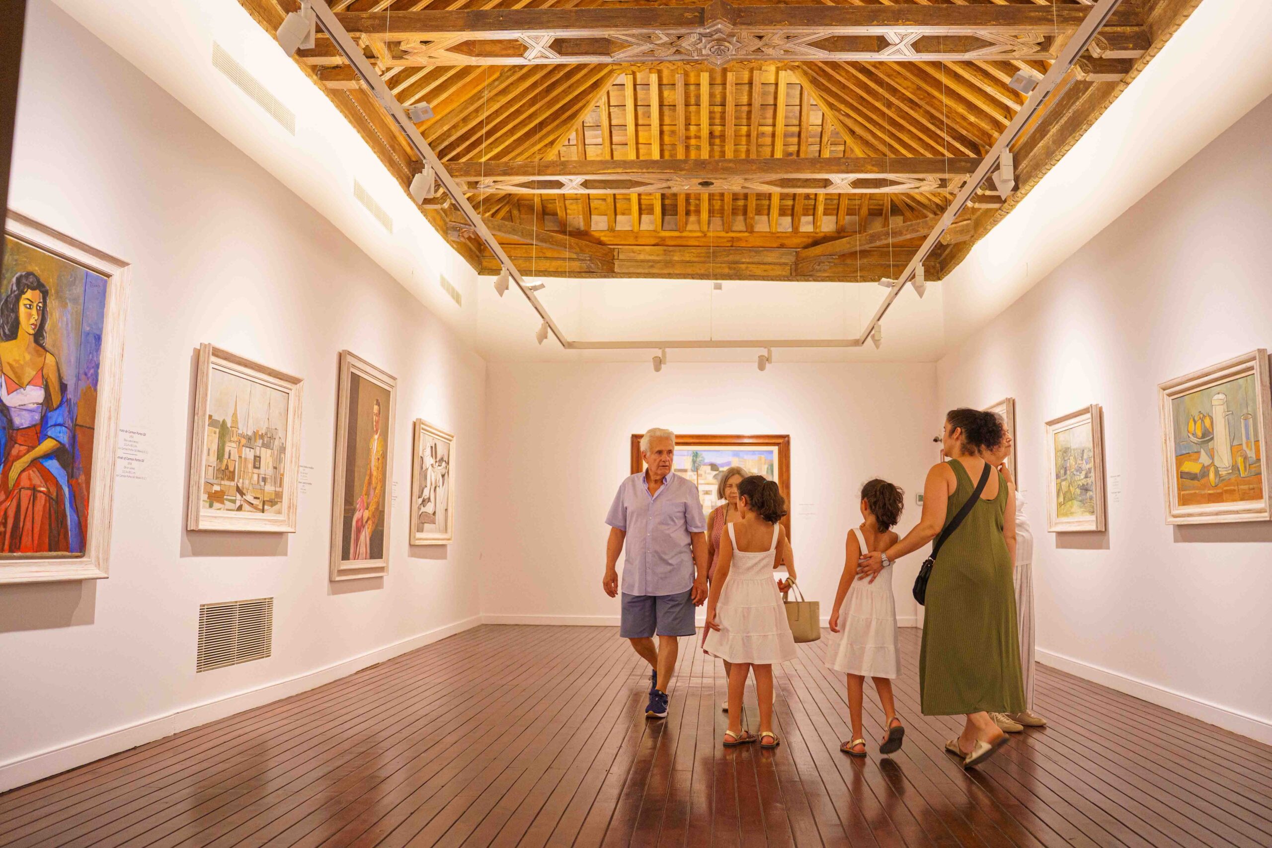 Turistas vistando el Museo Joaquíin Peinado.