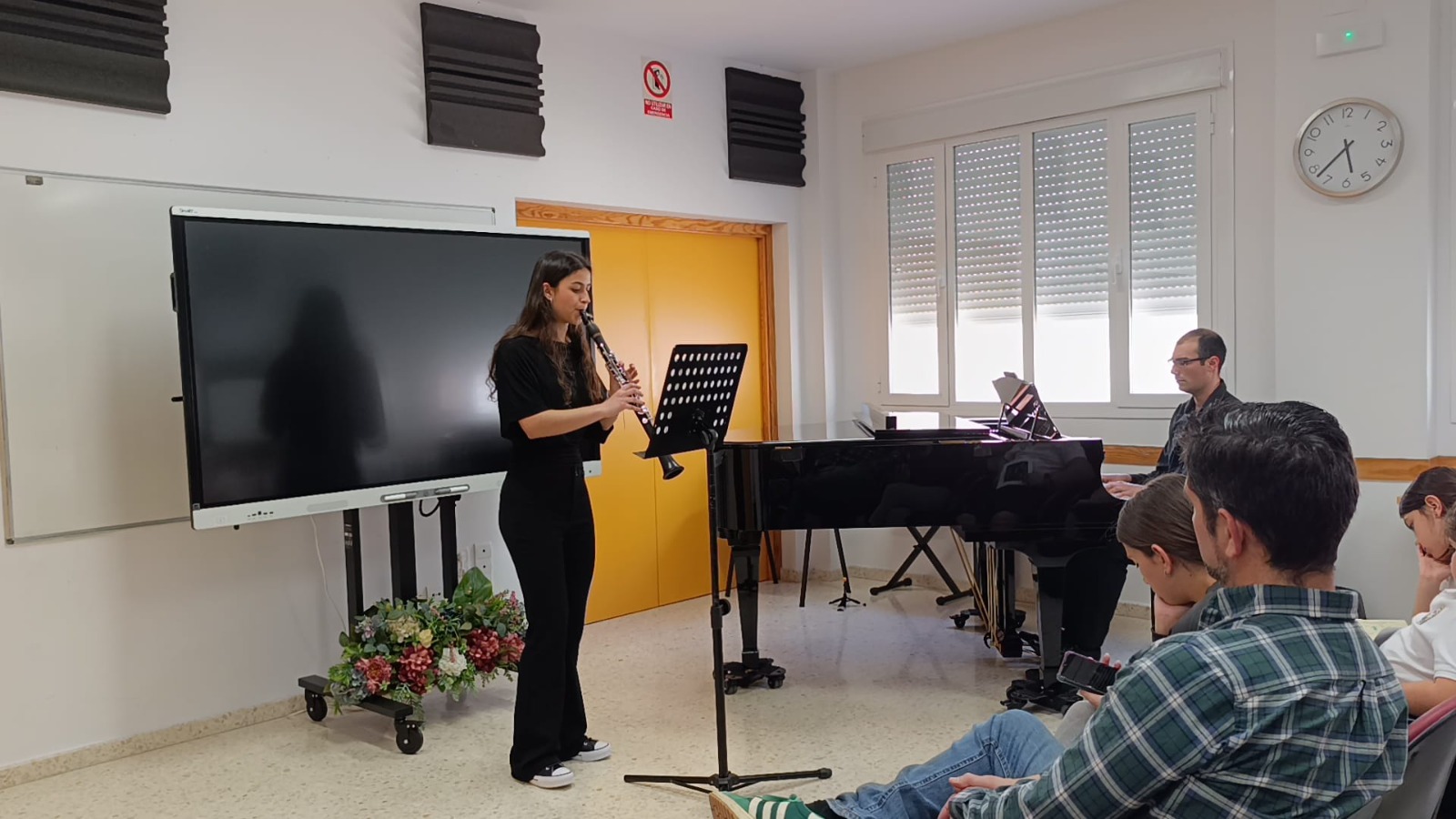 Beatriz Siles durante la interpretación de una obra musical. Foto: José Antonio Gallardo Pérez.