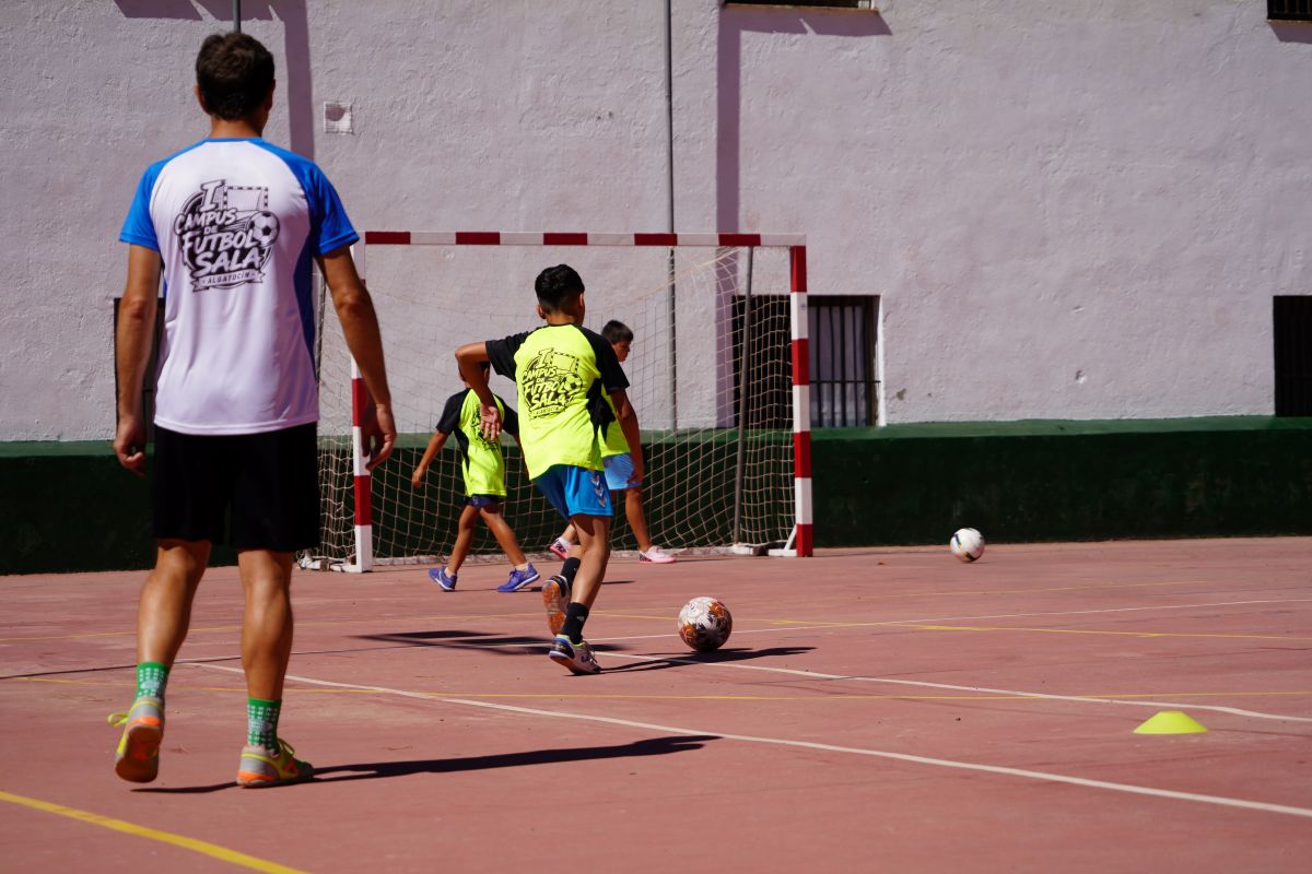 Ejercicios de tecnificación en el I Campus de Fútbol Sala. Foto: José Antonio Gallardo Pérez.
