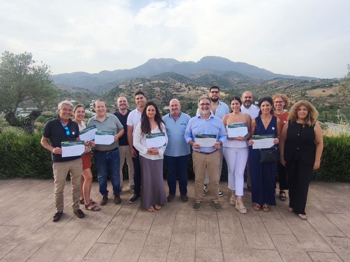 Entrega de acreditaciones a las empresas.