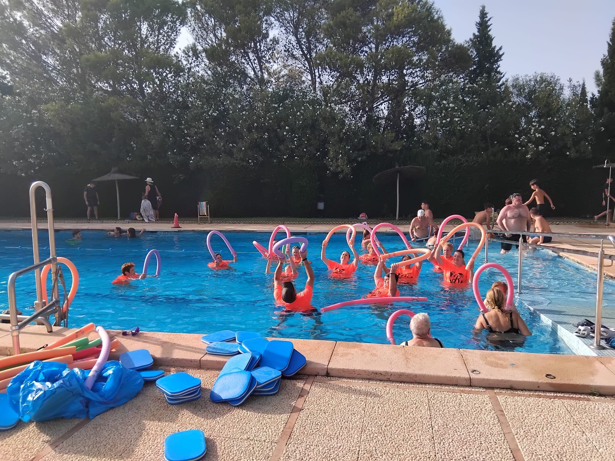 Una de las actividades realizadas en la piscina de Benarrabá. Foto: José Antonio Gallardo Pérez.