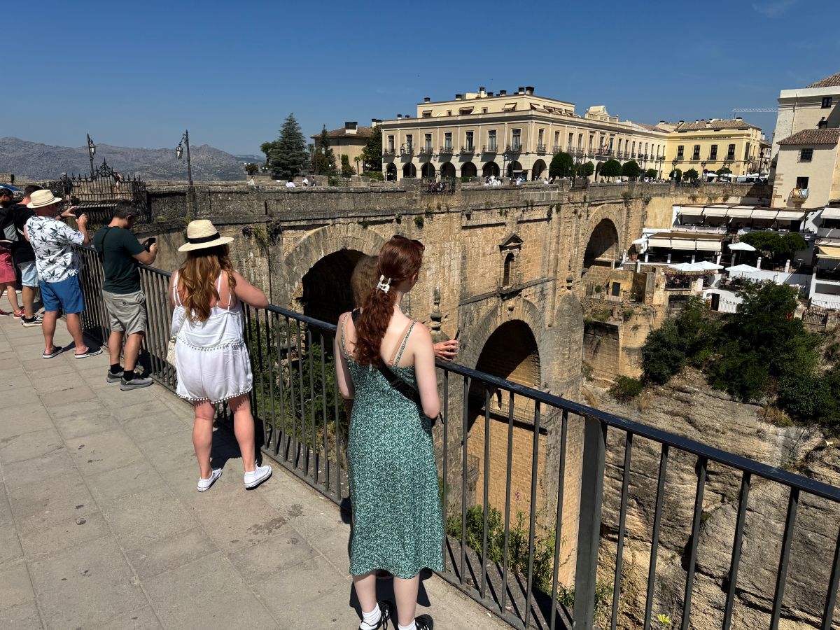 Turistas paseando junto al Puente Nuevo en estos días de intenso calor en la Serranía.