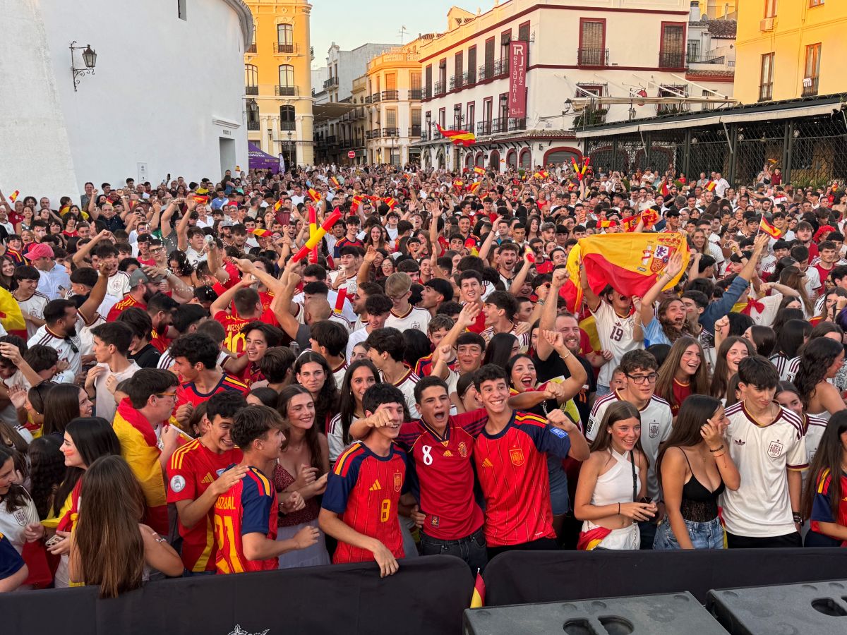 Momento en el que los aficionados celebraron el primer gol de España frente a Bélgica.