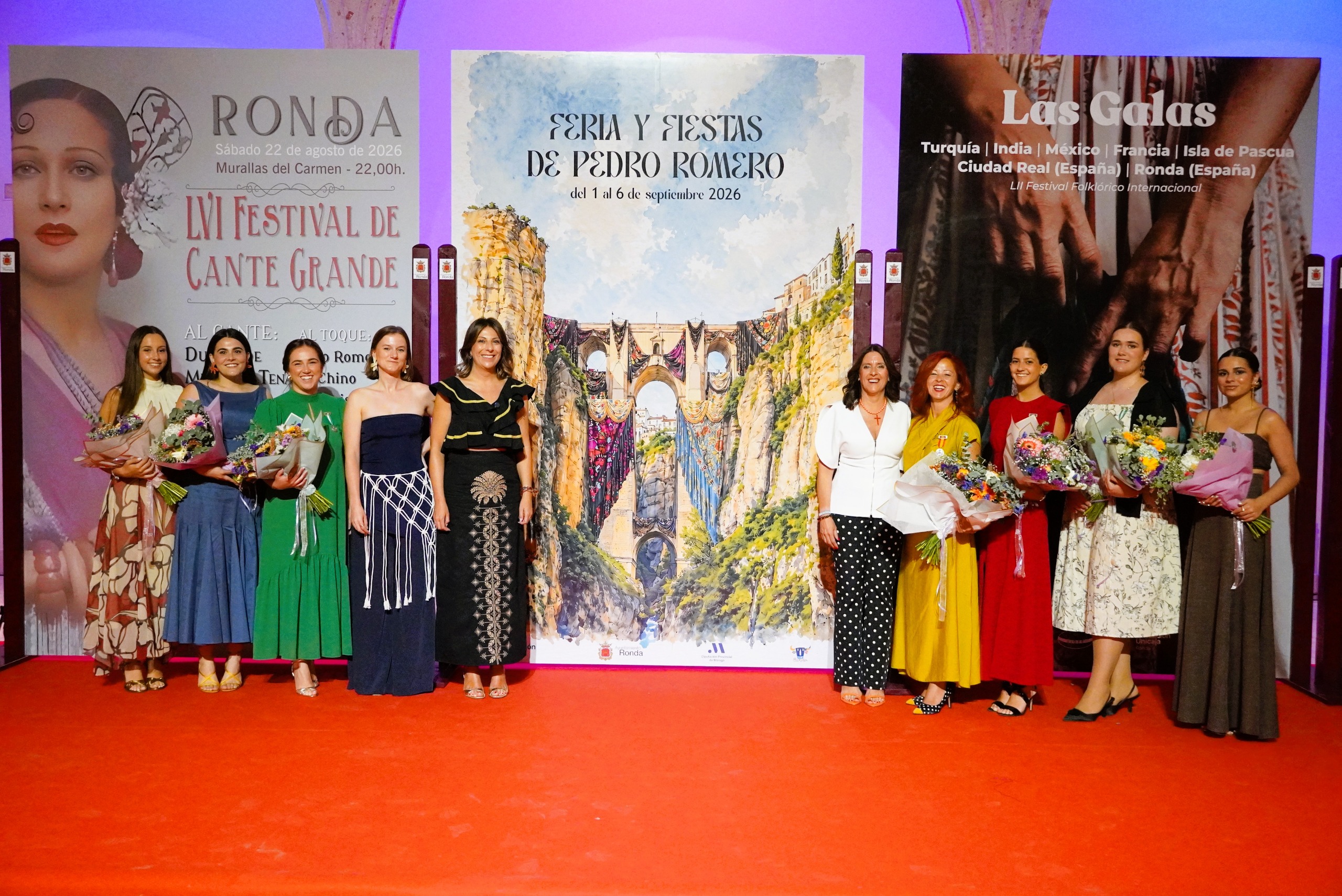 La alcaldesa de Ronda, Mari Paz Fernández, con la presidenta y las Damas Goyescas, junto a la edil también de Fiestas.