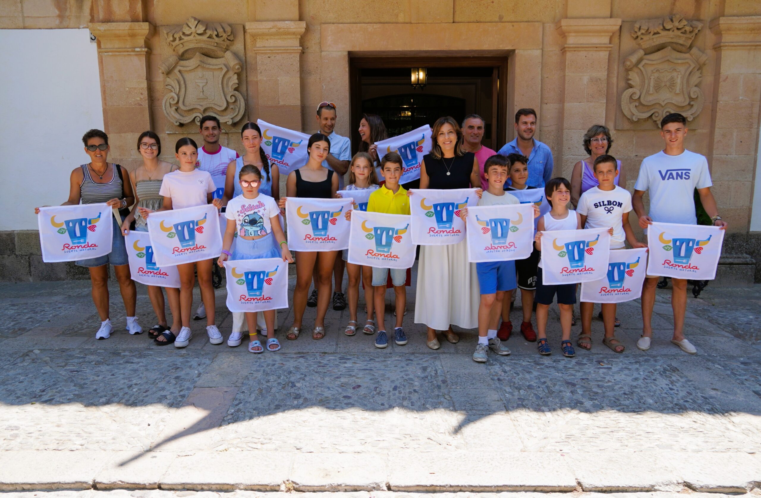 La alcaldesa y los concejales de Turismo y Deportes con los deportistas.