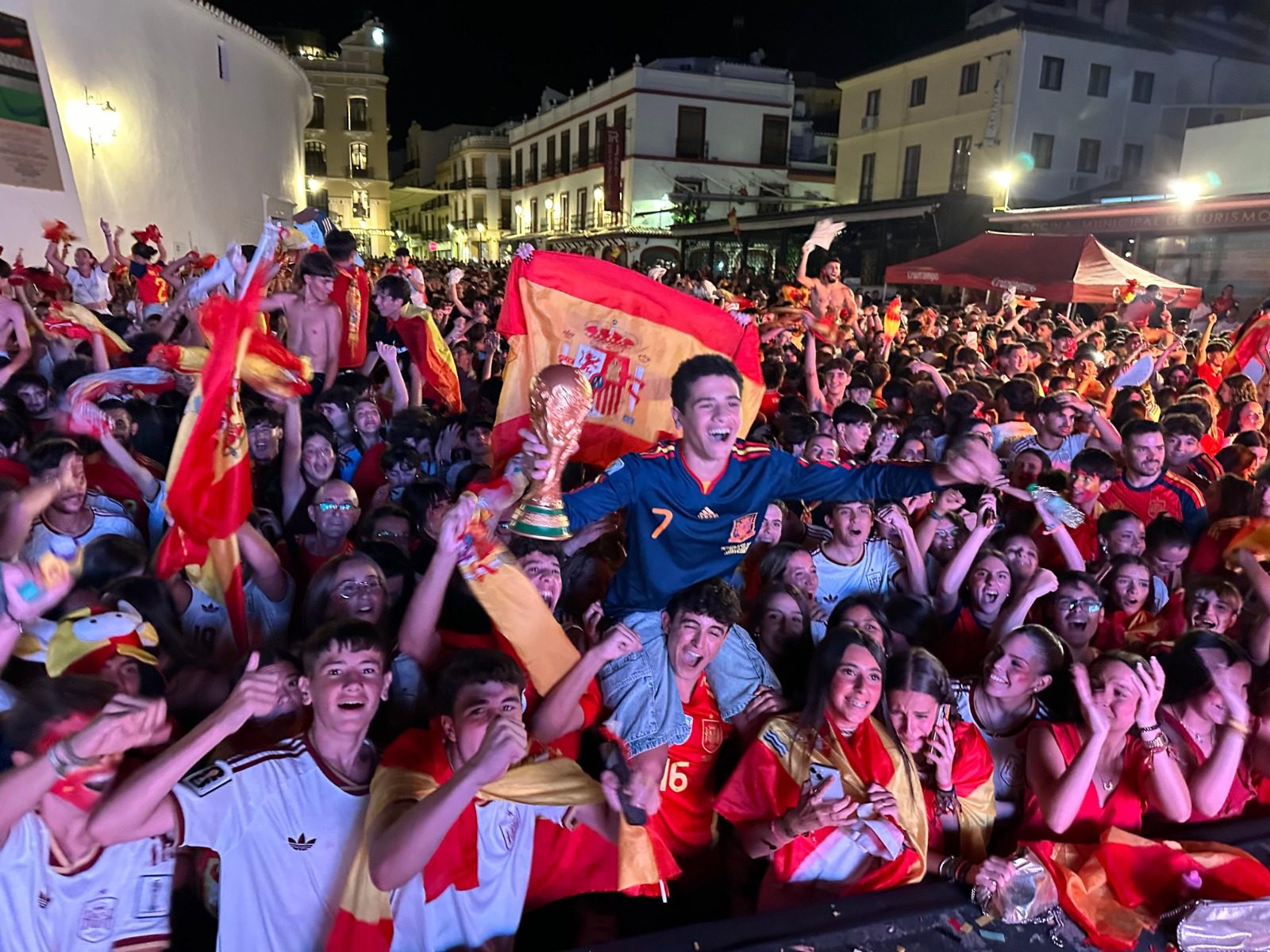 Aficionados que acudieron a la pantalla en la plaza Teniente Arce.
