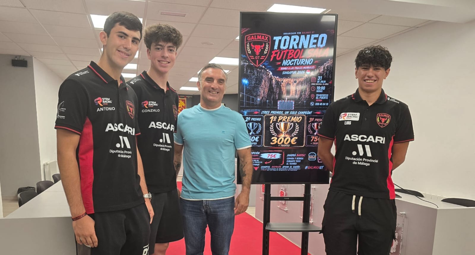 El delegado de Deporte junto a la escudería Galmax GT.
