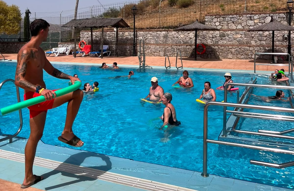 Una de las actividades realizadas en la piscina municipal de Benalauría. Foto: José Antonio Gallardo Pérez.