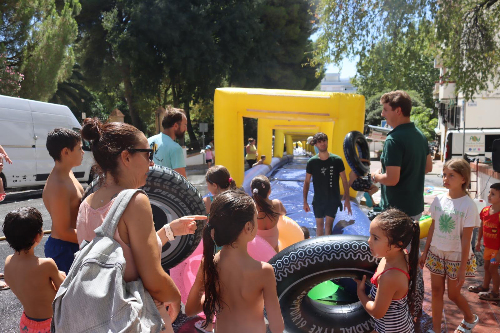 Jorge Fernández junto a los niños en el tobogán acuático.