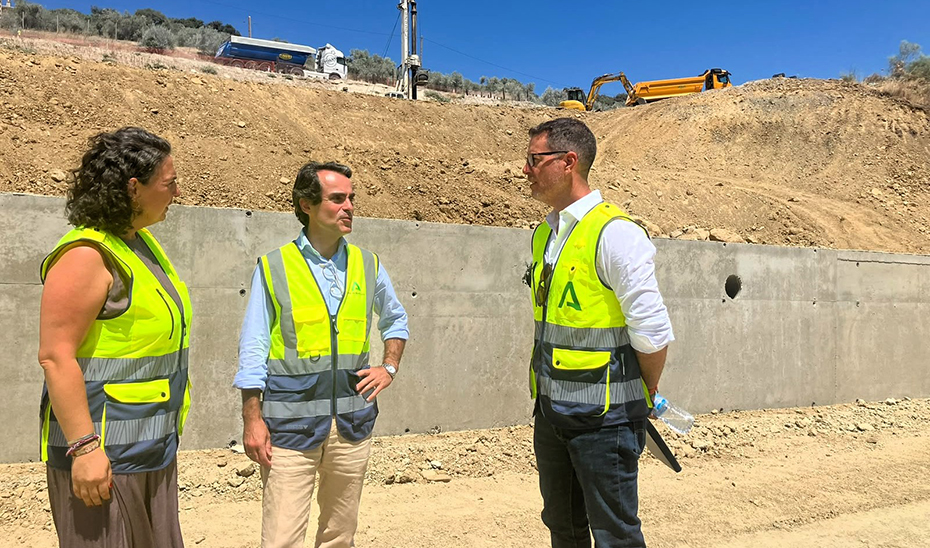 El nuevo consejero de Fomento ha visitado las obras que se están realizando en el corrimiento de tierras de Algodonales.