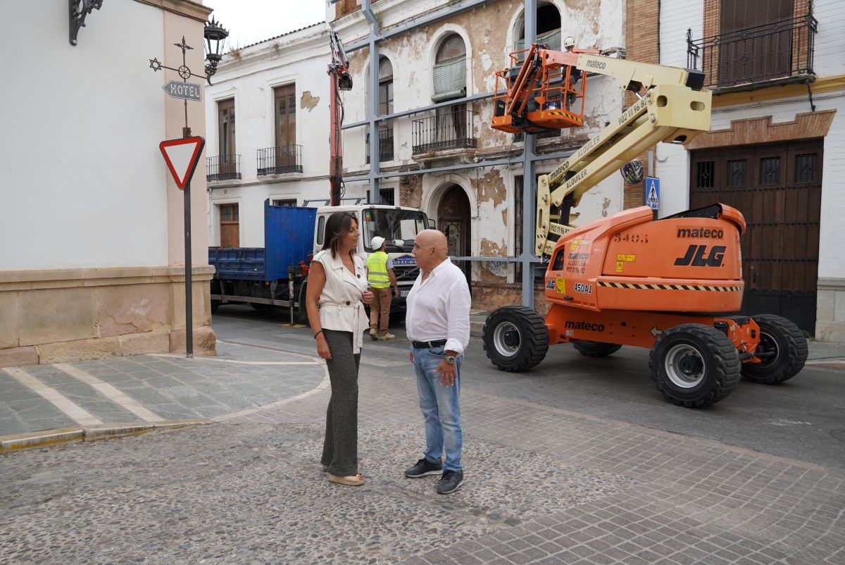 Fernández, en la zona, con el concejal de Urbanismo, Jesús Vázquez.