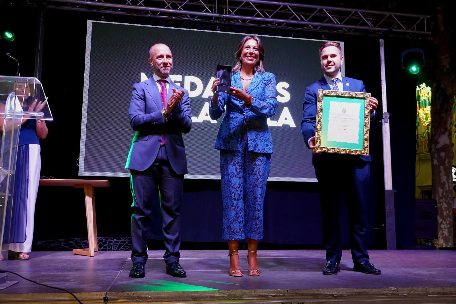 Fernández recogió la Medalla, de la mano del alcalde de Grazalema y junto con el concejal Ángel Martínez.