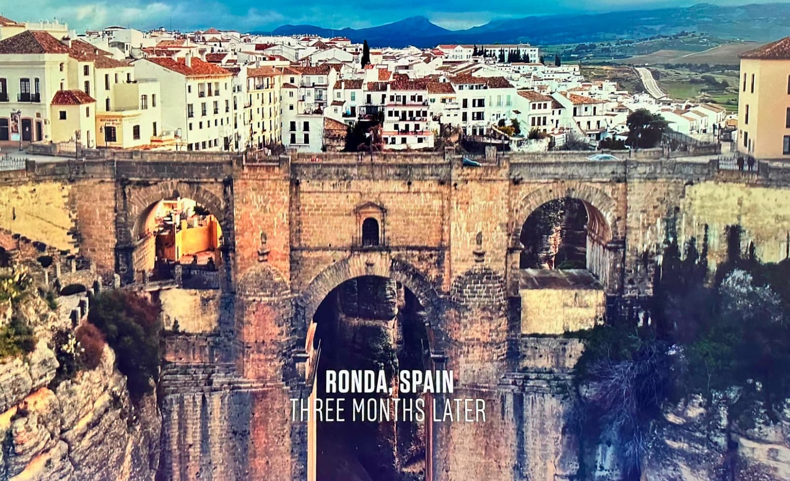 Vista de la ciudad y el Puente Nuevo en esta producción.