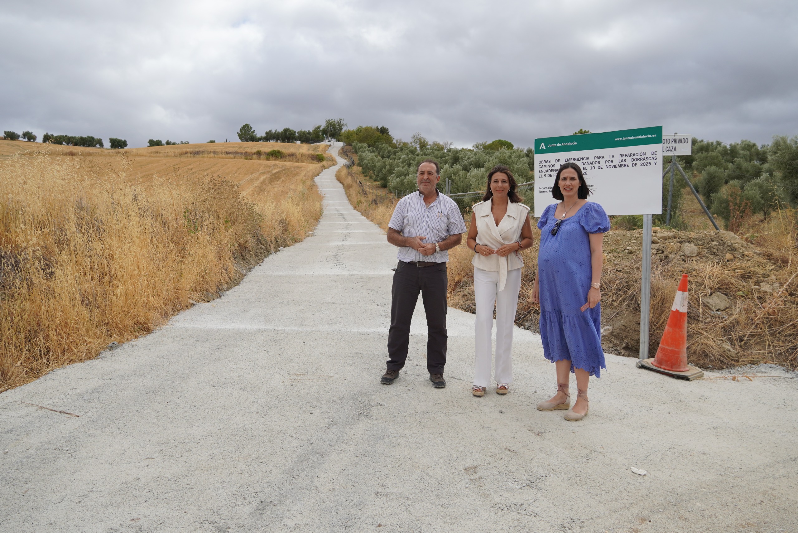 La delegada territorial de Agricultura, Pesca, Agua y Desarrollo Rural, ha visitado los caminos rurales de Ronda.