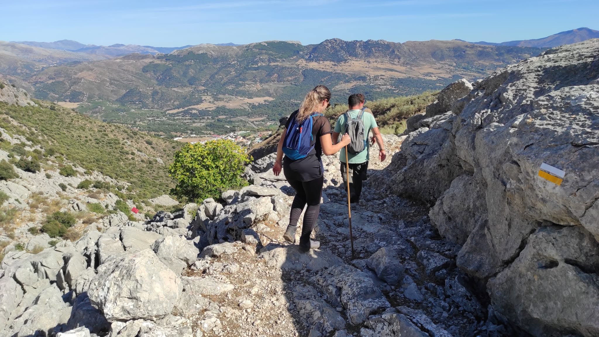 Senderistas paseando por las inmediaciones de Cortes de la Frontera.