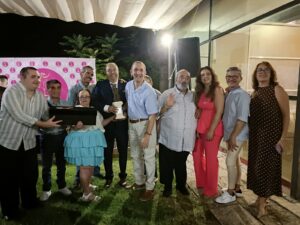 Asprodisis junto al premio recibido en la velada.