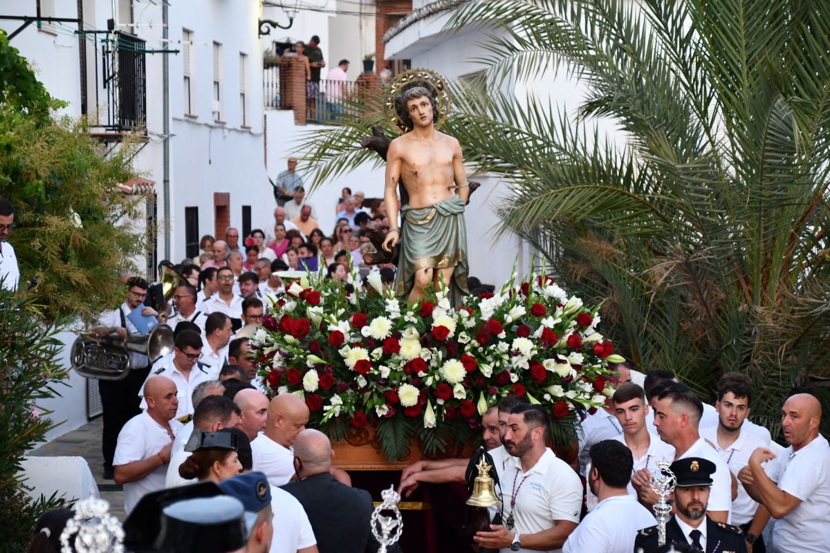 La imagen de San Sebastián acompañado por numerosos fieles. Foto: José Antonio Gallardo Pérez.