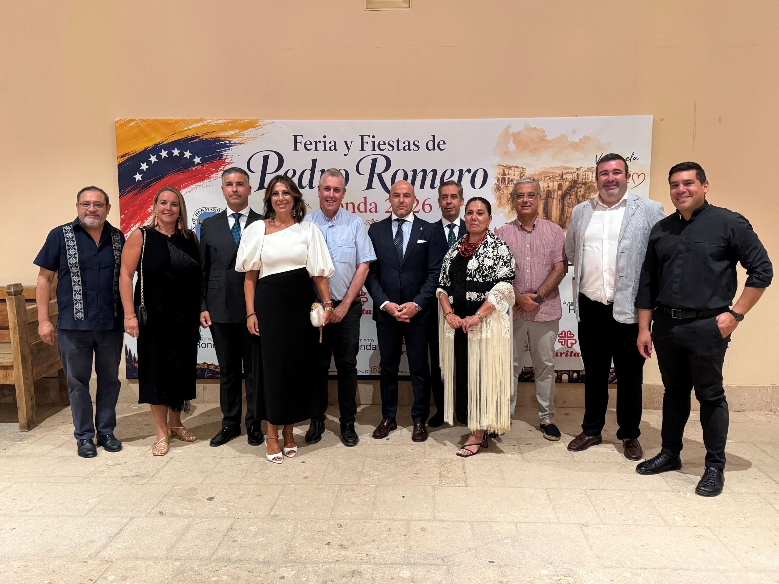 La gala solidaria ha sido organizada por el Ayuntamiento, la Agrupación de Hermandades, Cáritas y las Damas Goyescas.