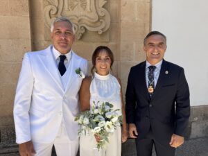 Crespo, junto a Nuria y a José Marí, una de las parejas que casó este viernes.