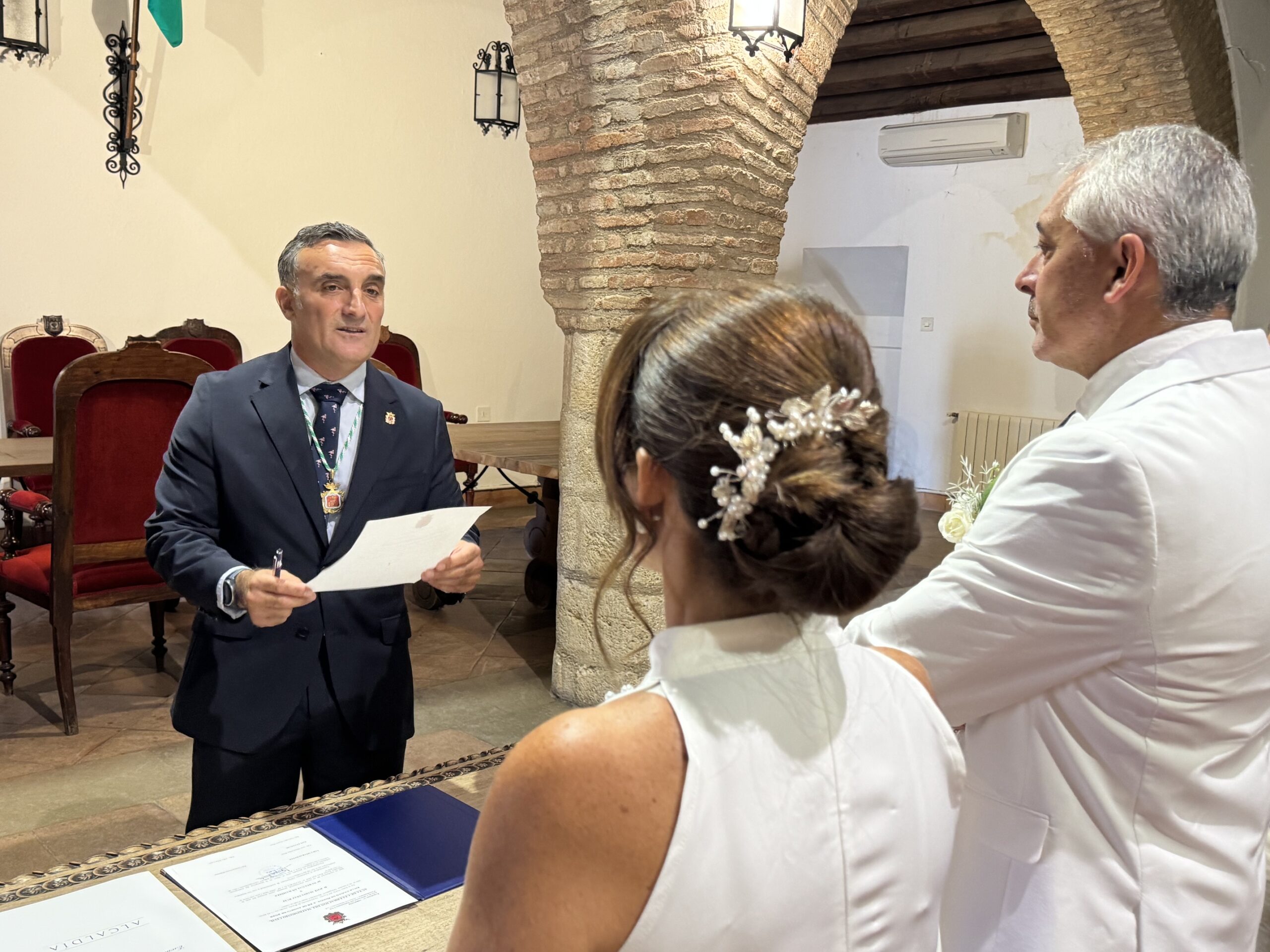 Bernardo Crespo en una de las tres bodas que ofició este pasado viernes en el Ayuntamiento.