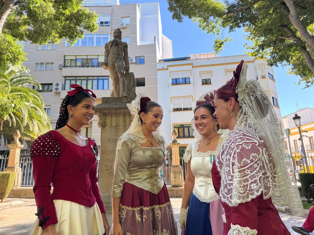 La presidenta junto a tres de sus Damas Goyescas con el monumento de Pedro Romero de fondo.