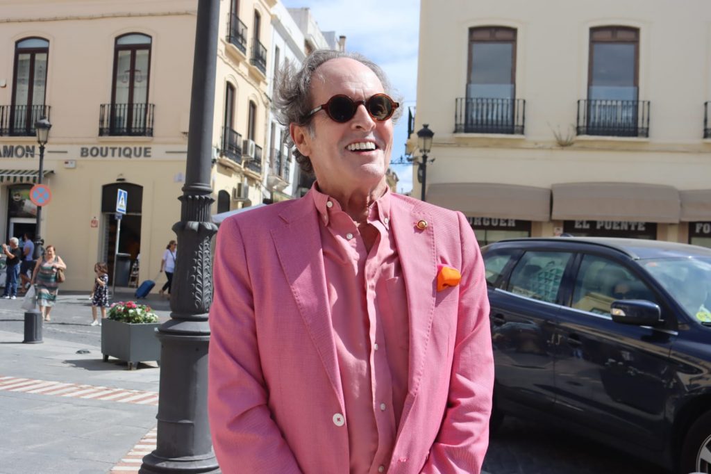l periodista y experto en protocolo Carlos Telmo ha fallecido a los 75 años, pocos días después de celebrar su cumpleaños. Natural de Ronda y muy vinculado a Sevilla, ha sido una de las figuras más reconocidas de su generación en el ámbito de las relaciones públicas, el protocolo y la organización de grandes eventos. Su trayectoria profesional ha estado marcada por su estrecha relación con la capital hispalense y con algunos de los acontecimientos más relevantes celebrados en la ciudad. Una trayectoria ligada a Sevilla y a las exposiciones universales Uno de los momentos más destacados de su carrera fue su labor como director de Relaciones Externas y Servicios VIP de la Expo 92, una experiencia que el propio Telmo siempre consideró uno de sus mayores orgullos profesionales. Casi dos décadas después volvió a participar en una exposición universal como director de Protocolo del Pabellón de España en la Expo de Shanghái 2010, consolidando una extensa trayectoria en la organización y gestión de grandes eventos. Carlos Telmo durante una de sus recientes visitas a Ronda con motivo de la Feria y Fiestas de Pedro Romero.