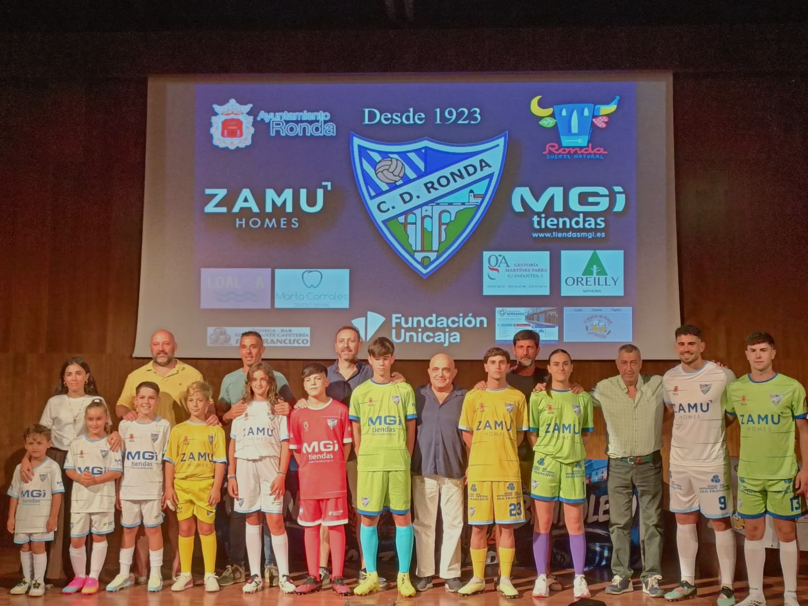 Presentación de la nueva equipación junto a Jesús Vázquez y patrocinadores del equipo rondeño.