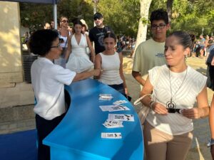Reparto de gafas para el eclipse solar proporcionadas por Turismo de Ronda.