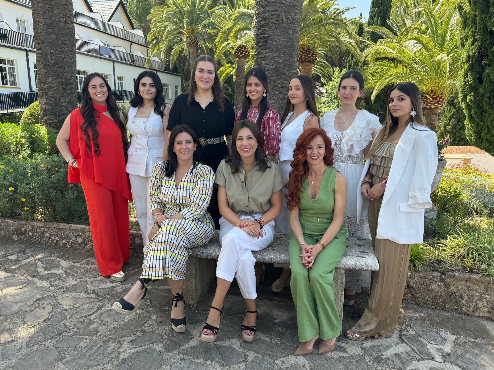 Las damas goyescas y la presidenta junto a Rebeca Muñoz.