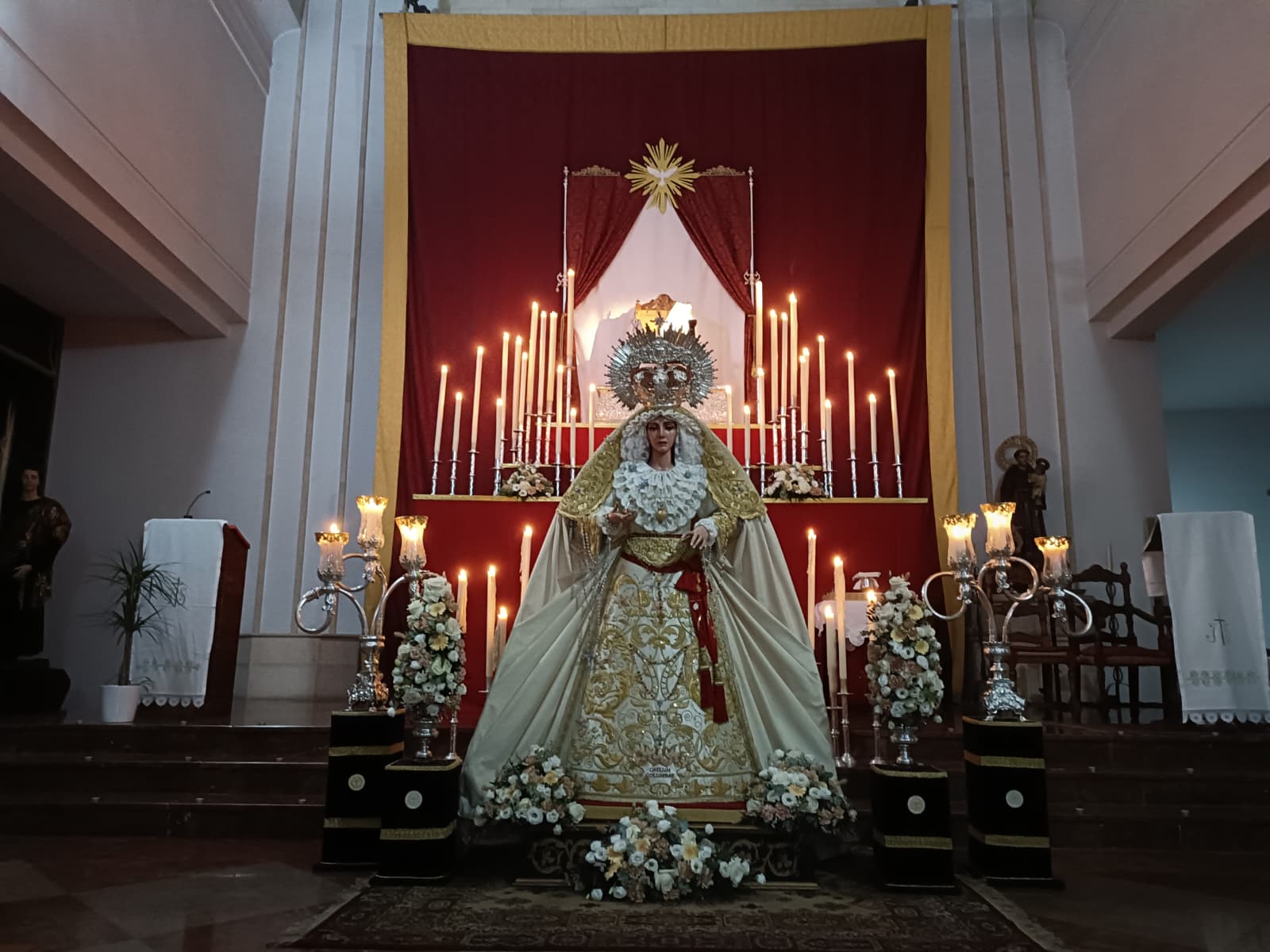 María Santísima de la Paloma a la espera de la felicitación por parte de los fieles.