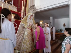 Devoto besamanos en la mañana del sábado.