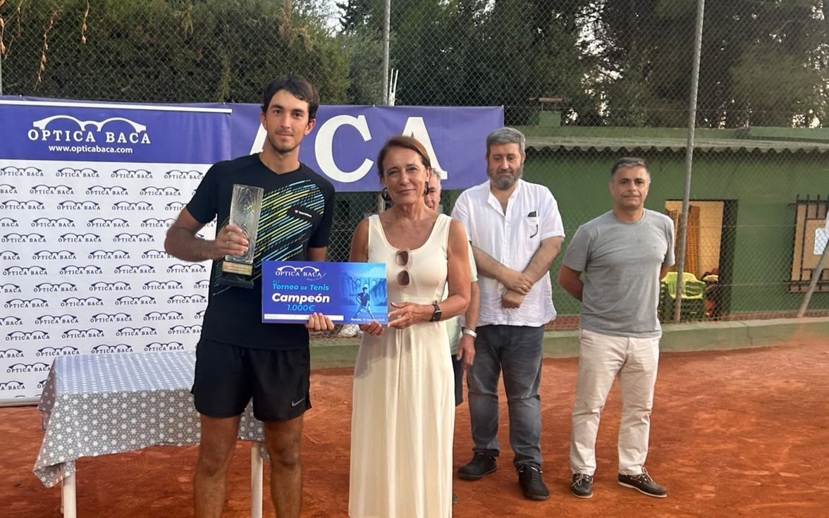 Nikola Djukic en la recogida del premio.