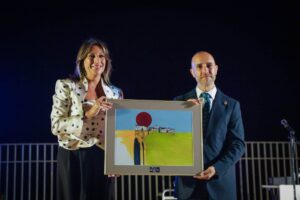 Entrega de un reconocimiento al alcalde de Grazalema.