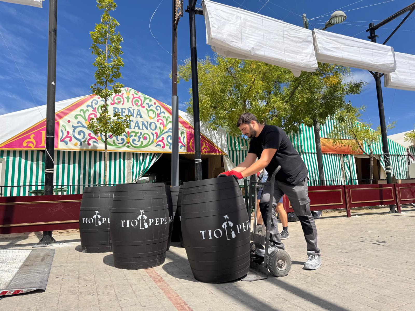 Operario realizando la decoración de una de las casetas del recinto ferial.