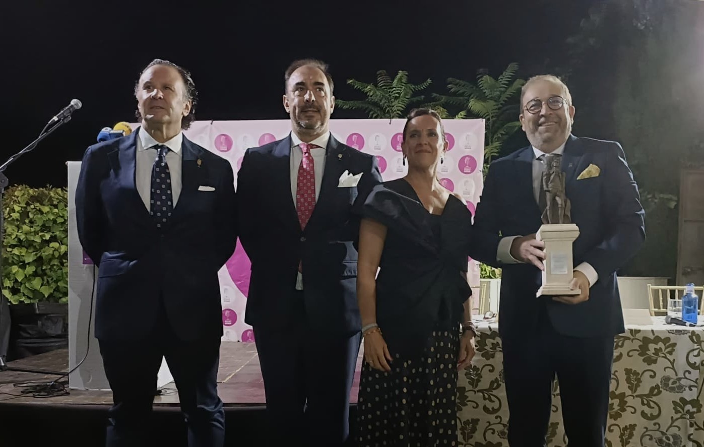 Premiados en el homenaje junto a Rebeca Muñoz y el presidente de ASOPE.