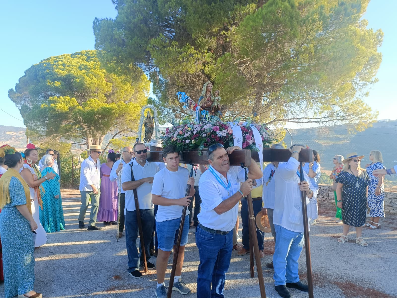 Las tallas de la Virgen de la Cabeza a la salida de las Cuevas de San Antón.