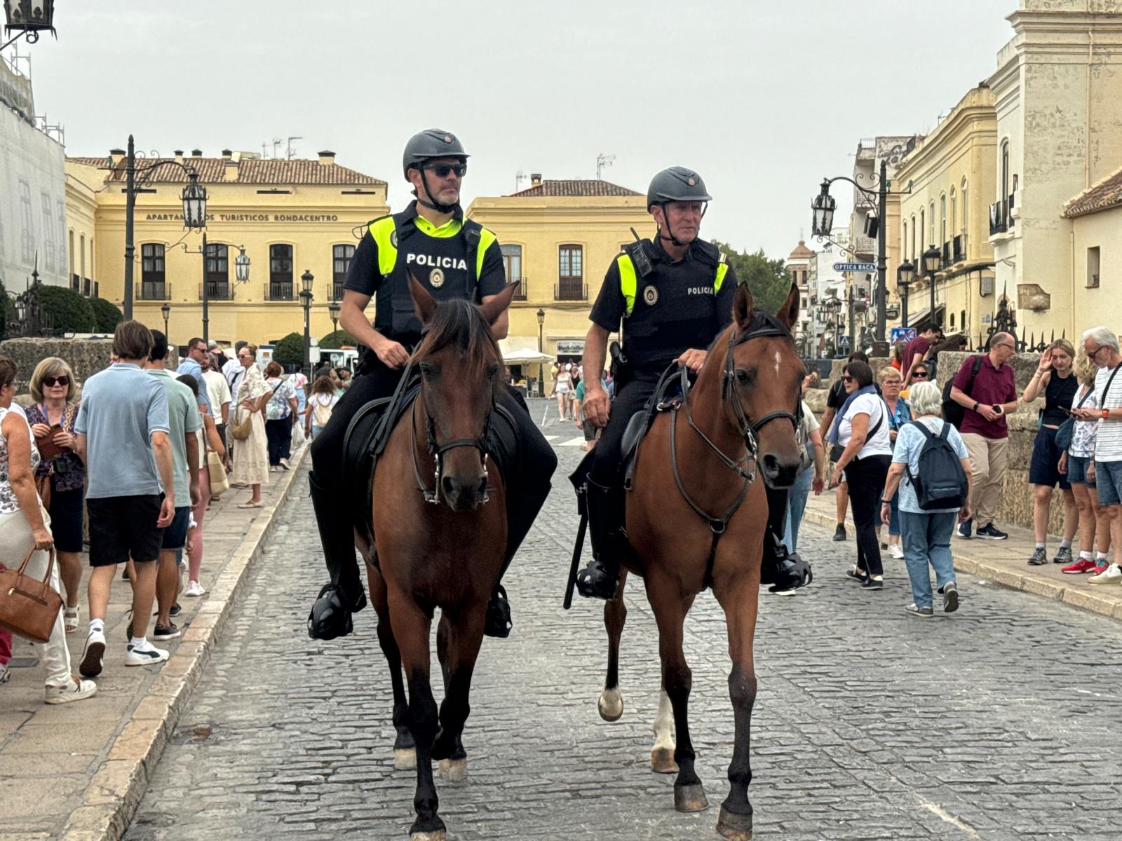 Dos agentes de la Policía Local durante la Feria de Pedro Romero.