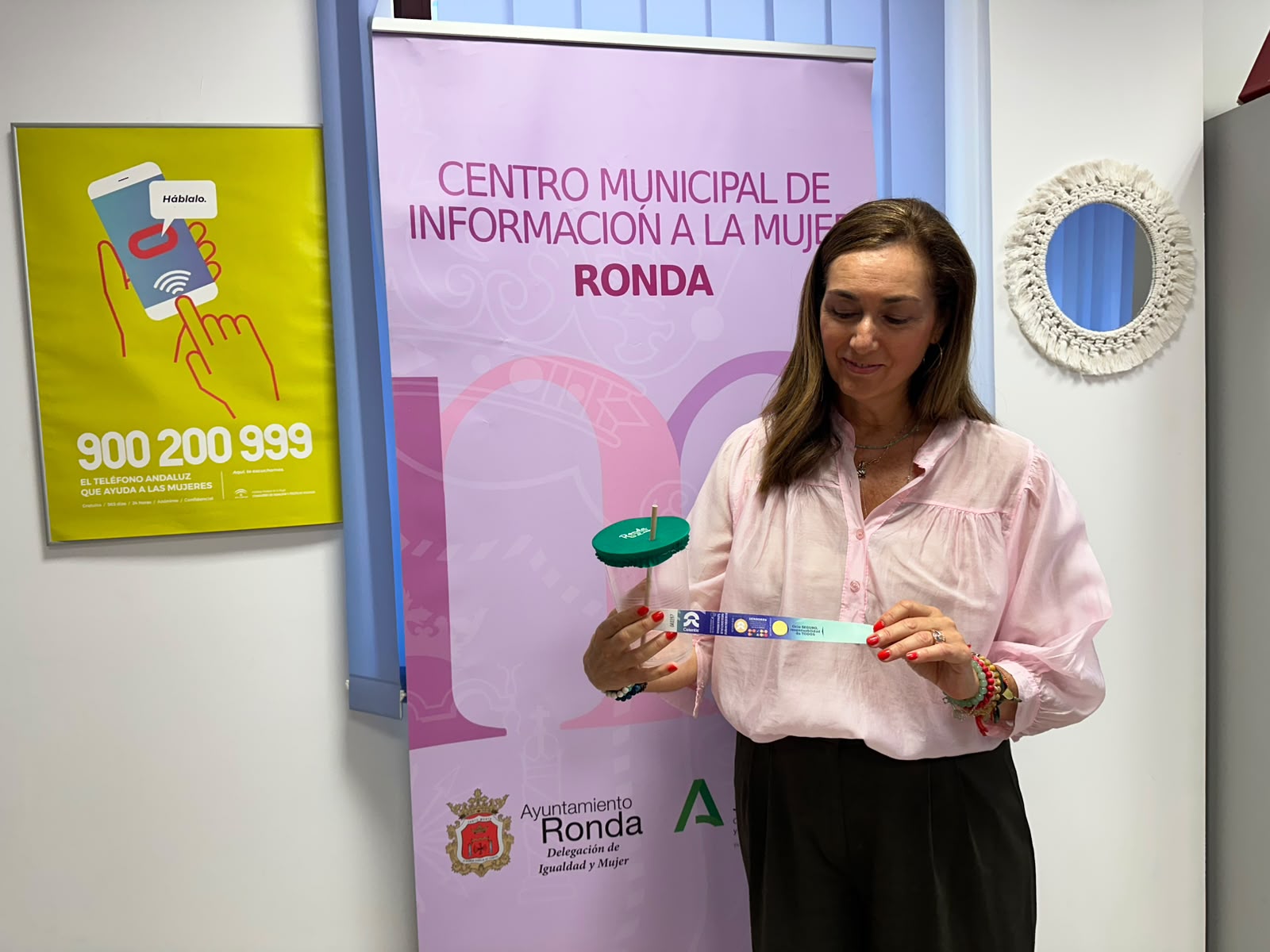 Cristina Durán presentando las pulseras antisumisión química.