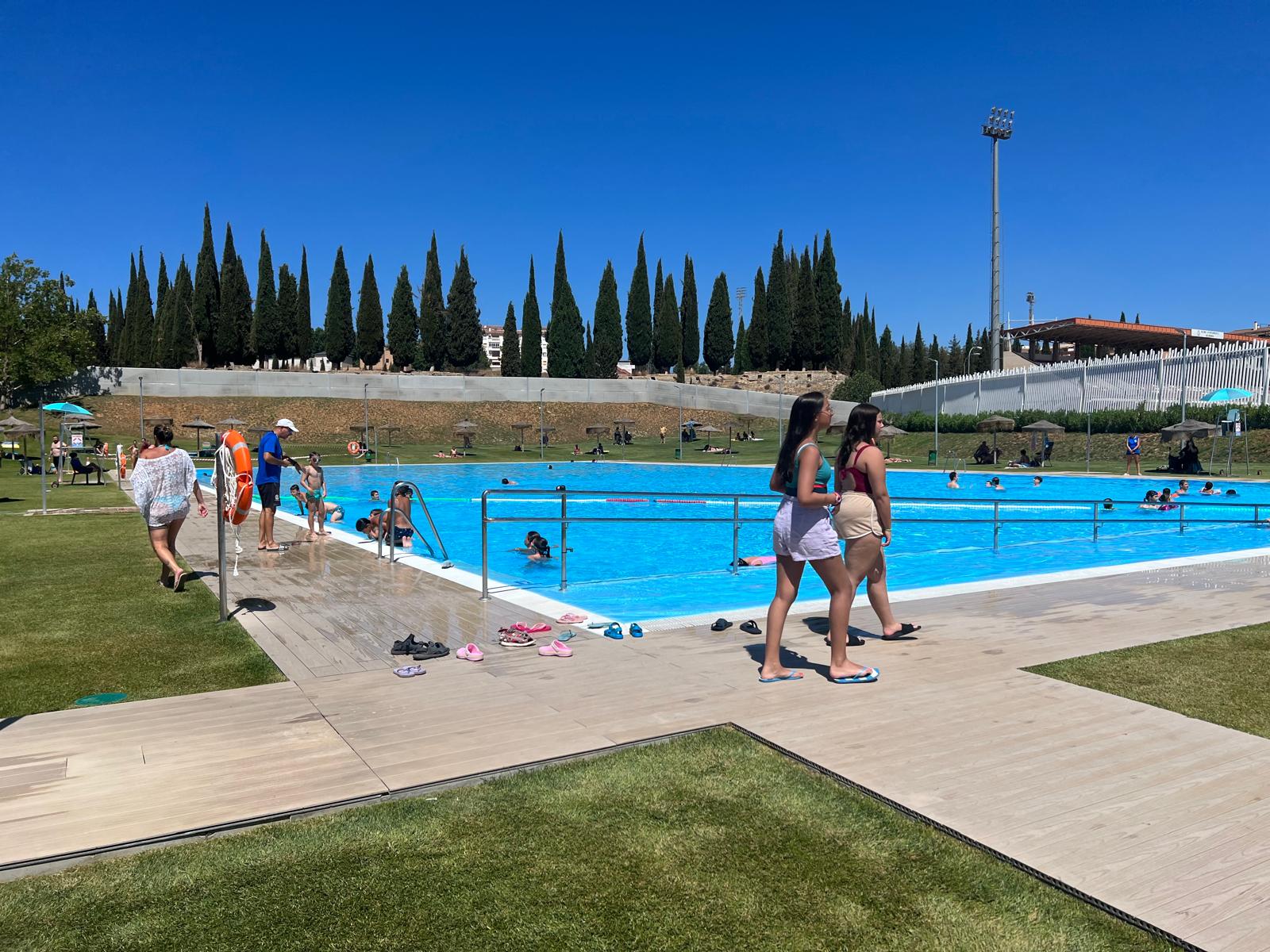 Usuarios disfrutando de una tarde en la Piscina Municipal Manolo López.