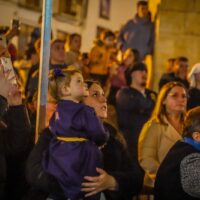 Niña mira con devoción y fe al Señor de Ronda.