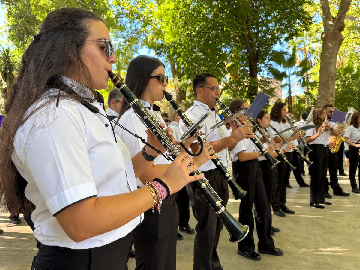 Una integrante de la Banda Municipal durante una interpretación musical.