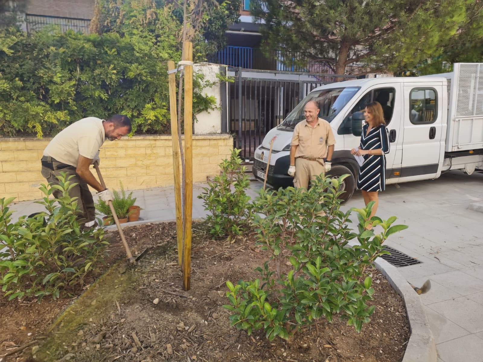 La concejala de Parques y Jardines, en la zona, este jueves.