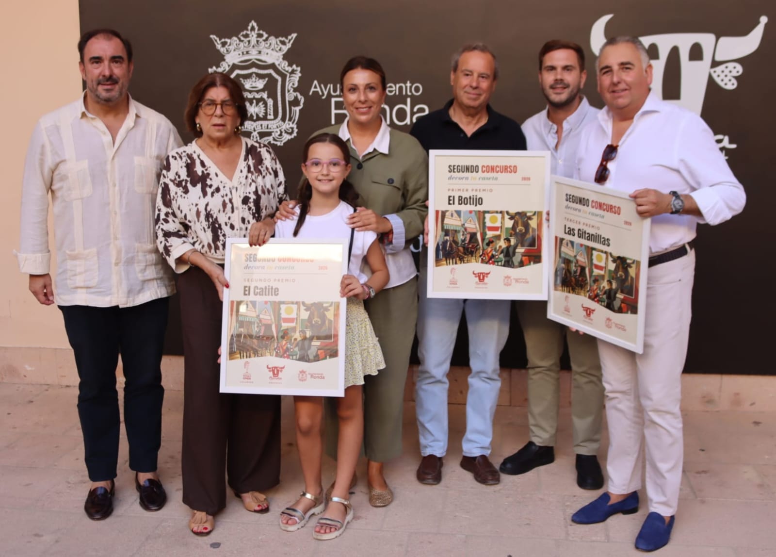 La alcaldesa, Mari Paz Fernández, junto al concejal de Turismo, Ángel Martínez; y el presidente de ASOPE, Juan Diego Rodríguez.