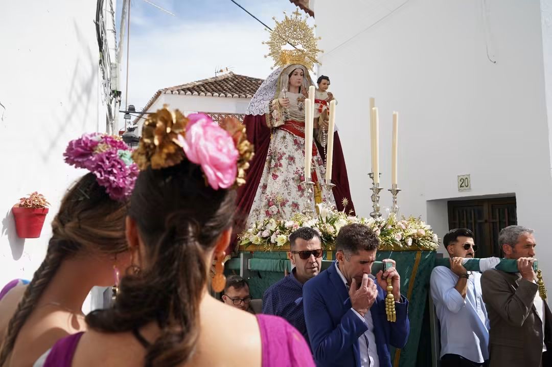 Nuestra Señora del Rosario por las calles de Algatocín. Foto: José Antonio Gallardo Pérez.