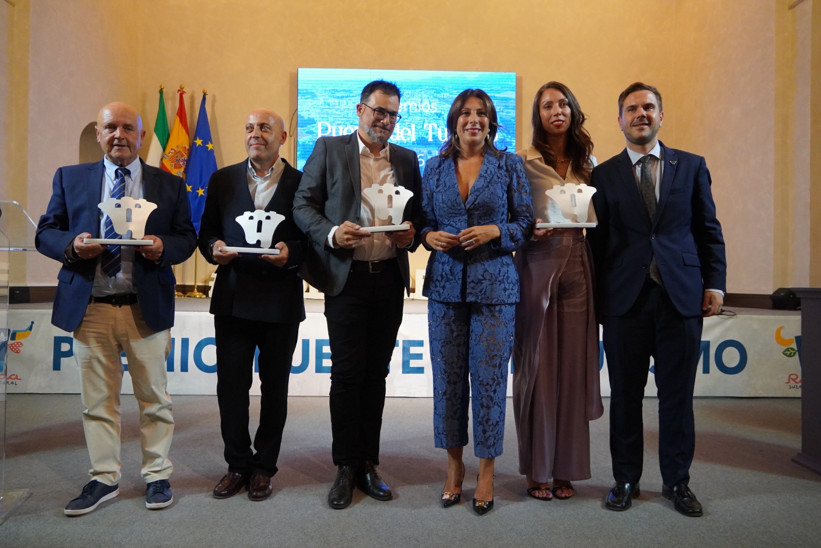 La alcaldesa de Ronda, Mari Paz Fernández; y el concejal de Turismo, Ángel Martínez, con los premiados.